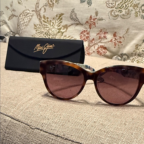 Maui Jim Tortoise Sunglasses with Floral Interior - Picture 2 of 11